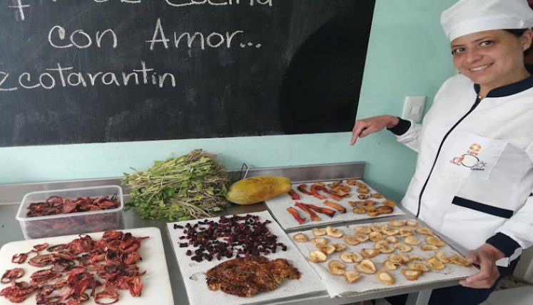 Las frutas, verduras y hierbas son deshidratadas. Foto: Cortesía/La Opinión.