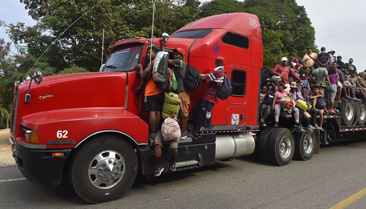 600 inmigrantes que viajaban en tráileres