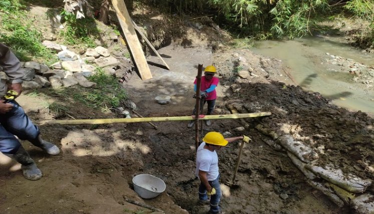 Con recursos propios se recuperan tramos afectados por la ola invernal.