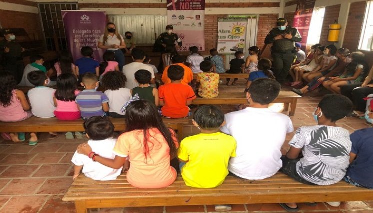 Especialistas dictan charlas para orientar a los niños.