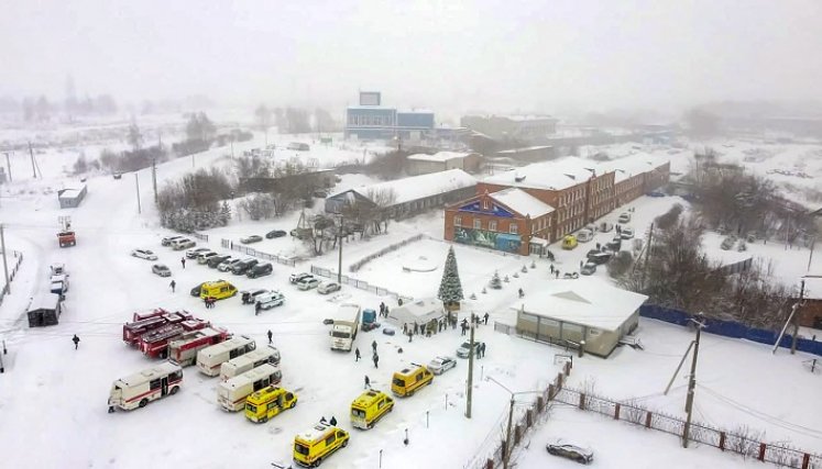 Los rescatistas llegaron a la mina de carbón Listvyazhnaya en la región de Kemerovo cerca de la ciudad de Belovo después del accidente./AFP