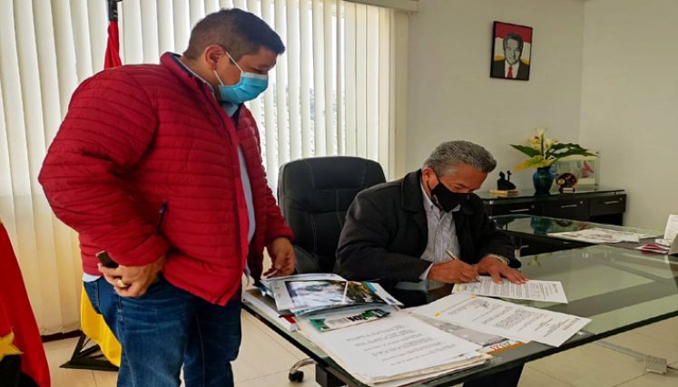 El alcalde Humberto Pisciotti Quintero con el secretario de Planeación, Carlos Parada, avanzan en la implementación del proyecto. Foto: Cortesía/La Opinión.