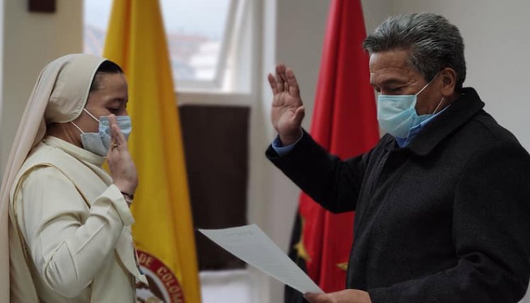 El alcalde Humberto Pisciotti, le tomó el juramento a la hermana Anghela del Rosario Angarita, quien ahora goza de nacionalidad colombiana. Foto: Cortesía/La Opinión.