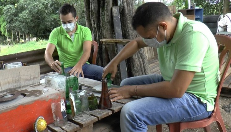 De una dificultad surgió la posibilidad de reciclar el vidrio en zona rural del municipio de Ábrego. / Foto: Cortesía / La Opinión 