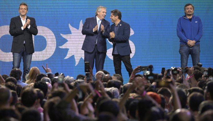 El presidente de Argentina, Alberto Fernández (en el centro e izquierda) y el gobernador de la provincia de Buenos Aires, Axel Kicillof, conversan junto a los legisladores Máximo Kirchner (R), hijo de la vicepresidenta Cristina Fernández, y Sergio Massa, después de las elecciones parlamentarias. / Foto: AFP