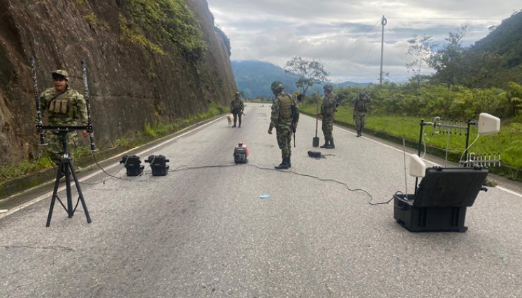 La peligrosa trampa estaba compuesta por un cilindro de 40 libras y material de explosivos. / Foto: Ejército Nacional