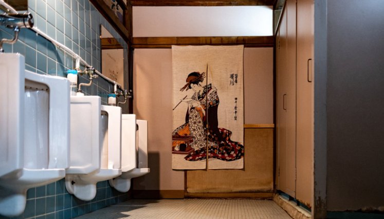 El baño de hombres en Taiyoshi Hyakuban, un antiguo burdel convertido en restaurante en el histórico barrio rojo de Tobita-Shinchi en Osaka. / Foto: AFP