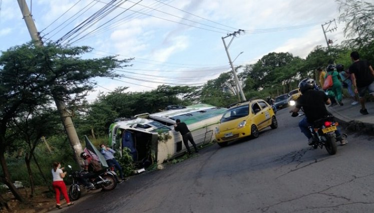 Cuatro heridos tras volcarse una buseta en Cúcuta./Foto: cortesía