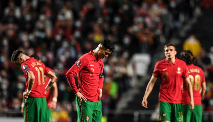 El delantero portugués Cristiano Ronaldo reacciona durante el partido de fútbol del grupo A de clasificación de la Copa Mundial de Catar 2022 entre Portugal y Serbia, en el estadio Luz de Lisboa. Foto: AFP