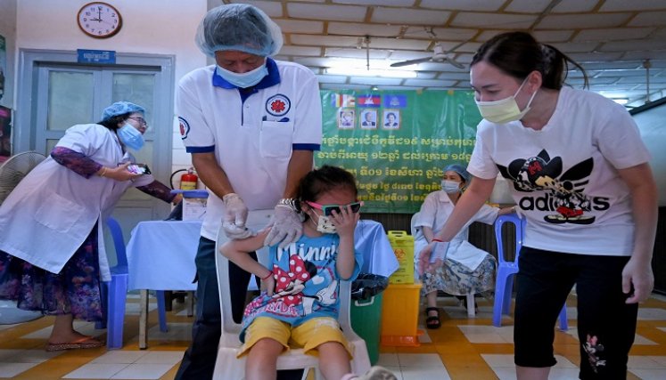 Una niña recibe una dosis de la vacuna contra el coronavirus Sinovac Covid-19 en un centro de salud en Phnom Penh, en Camboya./AFP