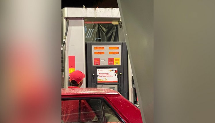 Esta situación fue captada en la estación de servicio de San Rafael. Un pequeño Renault fue surtido con 27,8 galones de gasolina, cuyo valor se traduce en más de 200 mil pesos. Esta irregularidad refleja una evidente modificación del tanque de combustible del vehículo. / Foto: Twitter @juancbocanegra