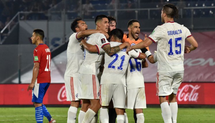 Un autogol del portero paraguayo Antony Silva a los 55 minutos de juego en el estadio Defensores del Chaco, le permitió a la Roja quedarse con la victoria. / Foto: AFP