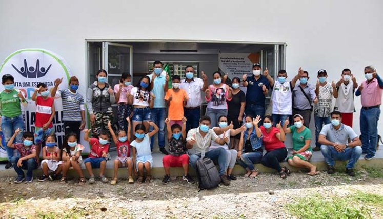 Habitantes de Palmarito posan enfrente del salón comunal recién inaugurado./Foto cortesía