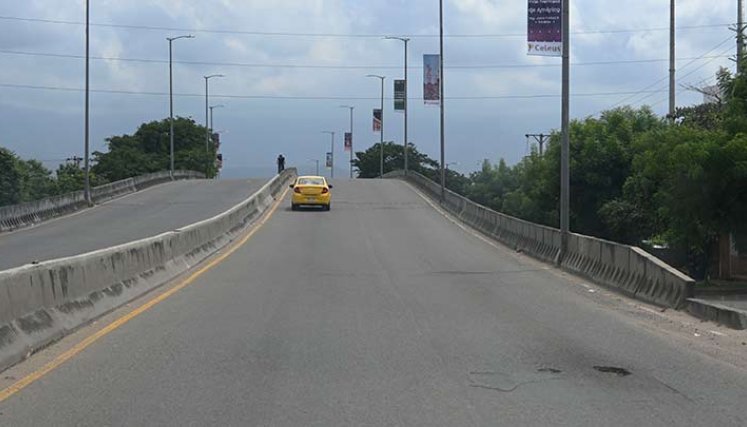 Huecos, ausencia de demarcación y señales son muestra del abandono en que se encuentra el puente Aeropuerto/Foto Jorge Gutiérrez