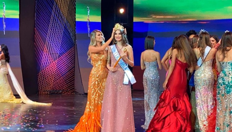 Valentina Espinosa, profesional en Comunicación Social y Periodismo, se quedó con la corona y cetro en la gala que se llevó a cabo en el Centro de Convenciones Julio Cesar Turbay Ayala, en Cartagena. Foto: El Universal