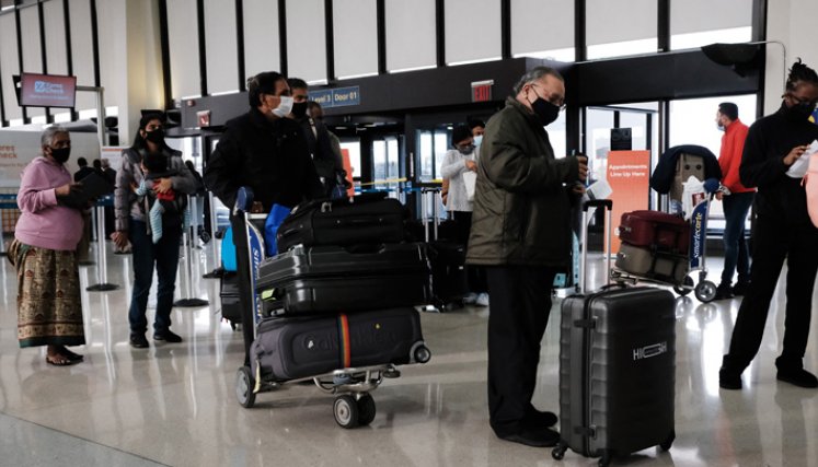 Hasta el 28 de noviembre, 56 países habían aplicado medidas de viaje para intentar retrasar la importación de la nueva variante. / Foto: AFP