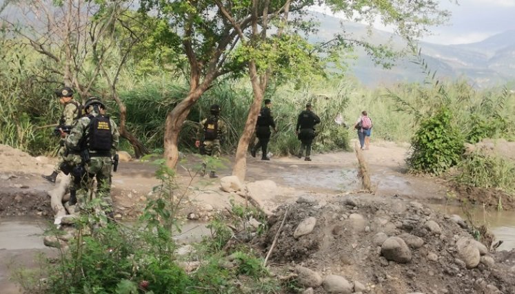 Uniformados de la Policía y el Ejército adelantaron controles en las trochas.