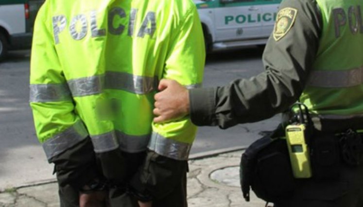Los uniformados secuestraron y extorsionaron a un comerciante.