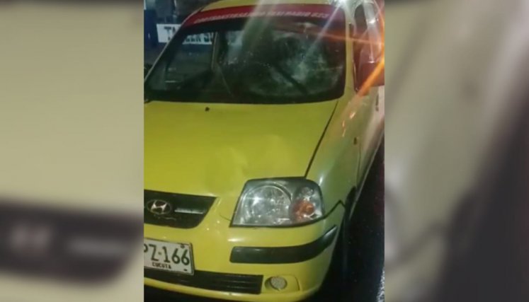 El panorámico del vehículo quedó golpeado.