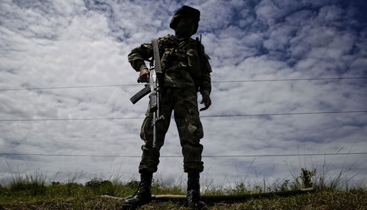 Piden suspender millonaria compra de calcetines de uso militar