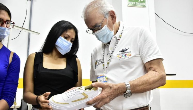 Empresarios le muestran al alcalde Jairo Yález una muestra del trabajo hecho por los zapateros formados./Foto Cortesía