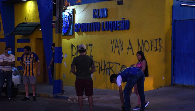 Hinchas de Sportivo Luqueño llegaron hasta la sede del club y amenazaron al equipo.