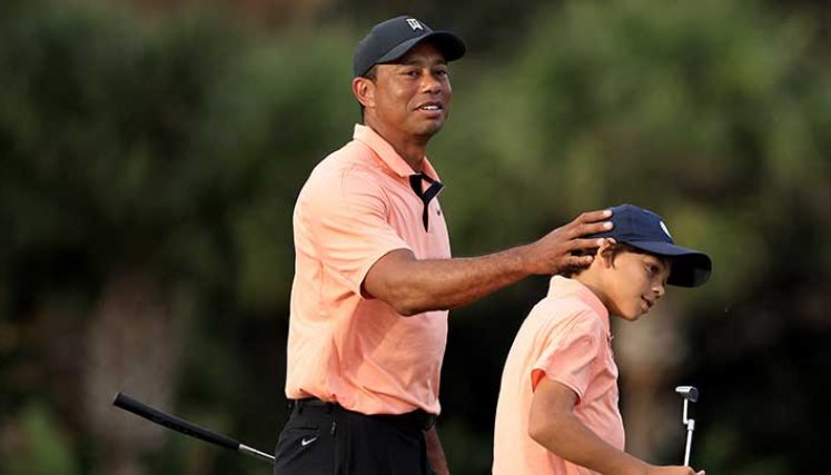 El ex número uno del golf mundial el estadounidense Tiger Woods, disfrutó con su hijo  Charlie Woods, el regreso a las camchas.