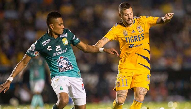 William Tesillo (de verde), jugador del León de México.
