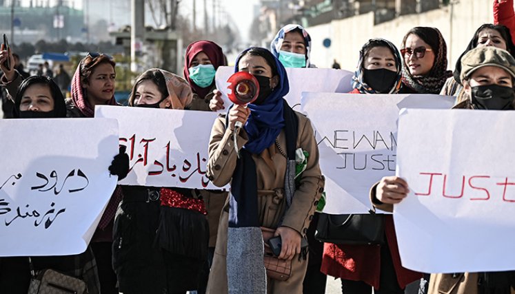 Mujeres sostienen pancartas durante una protesta para exigir el fin de las ejecuciones extrajudiciales