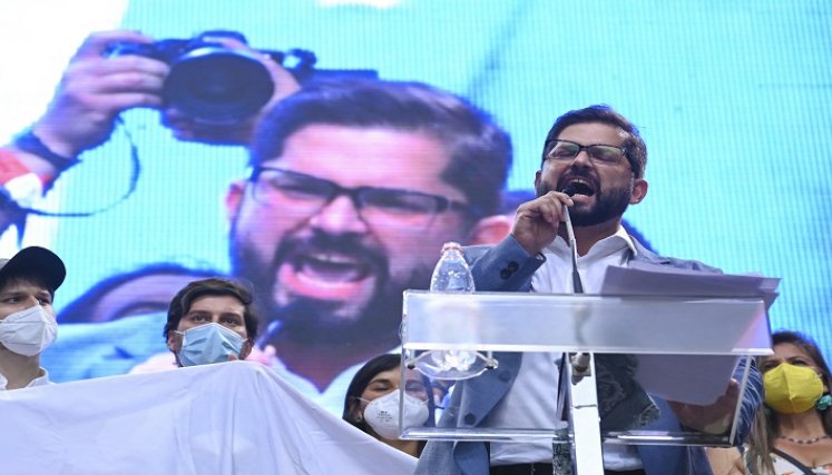 A sus 35 años, la edad mínima para postular a la Presidencia, el candidato izquierdista aboga por un Estado más fuerte y derechos sociales garantizados./AFP