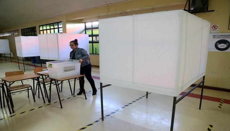 Todo esta dispuesto para que los chilenos acudan este domingo a elegir nuevo presidente./AFP 