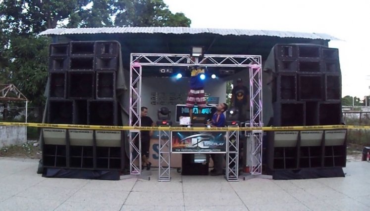en las canchas de barrio y salones comunales se armaban las gigantescas torres de sonido para amenizar los bailes. /Internet