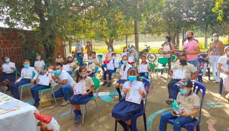 La maestra les otorga diplomas y medallas a sus estudiantes para premiar el esfuerzo, dedicación y sus logros, lo que compra con su sueldo. / Cortesía para La Opinión 