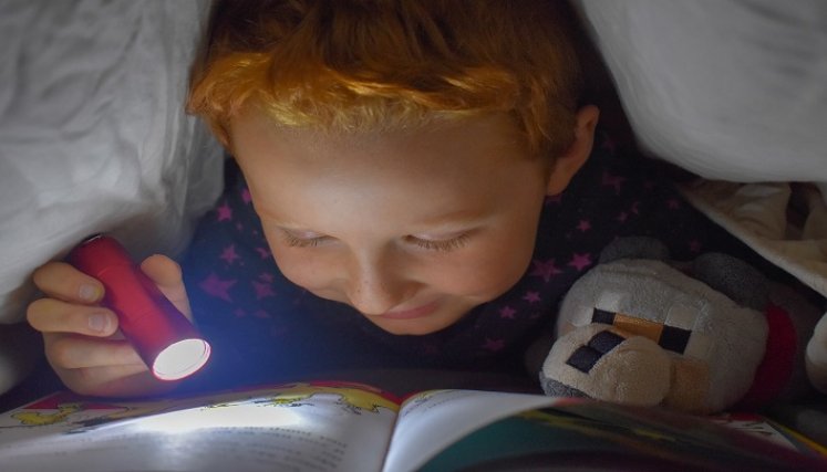 Niño leyendo