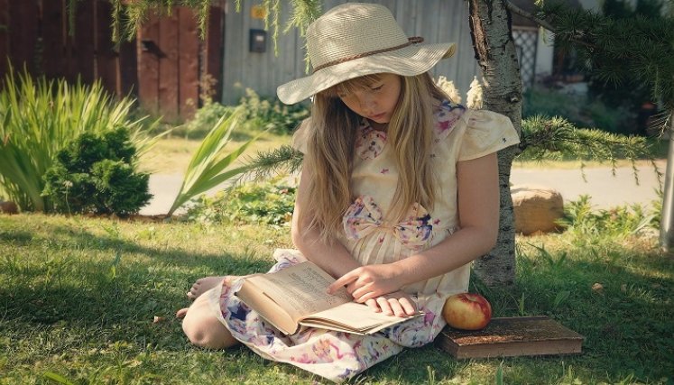 Niña leyendo