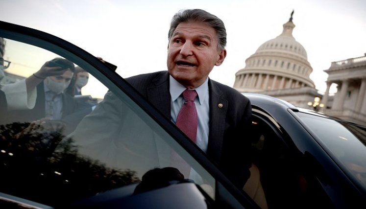 El senador estadounidense Joe Manchin, un demócrata moderado cuyo apoyo es crucial para aprobar un proyecto de ley de gasto social masivo./ AFP