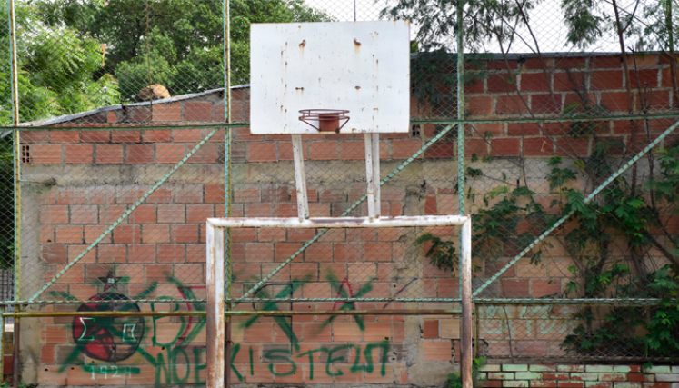 Los arcos de la cancha están deteriorados