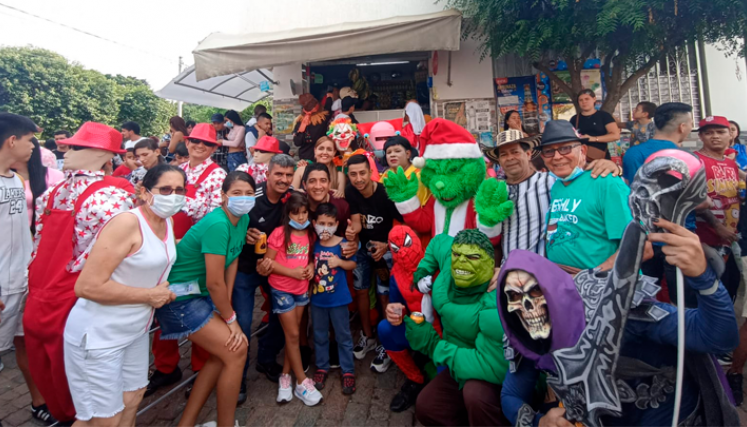 Los habitantes del barrio compartieron un rato agradable y recorrieron las calles con sus familias. 