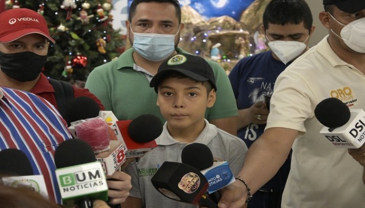 El niño está agradecido con Veolia. / Foto: Jorge Gutiérrez / La Opinión 