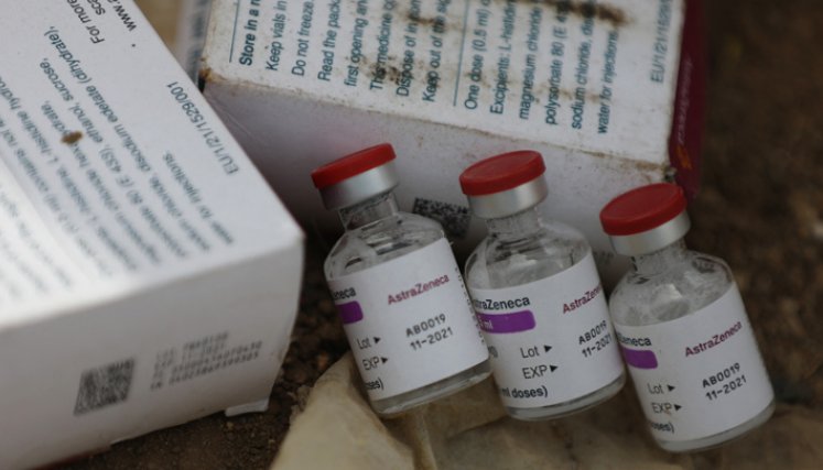 El estudio sobre la tercera dosis fue llevado a cabo "de manera independiente" por investigadores de la universidad de Oxford, con la cual AstraZeneca concibió su vacuna. / Foto: AFP