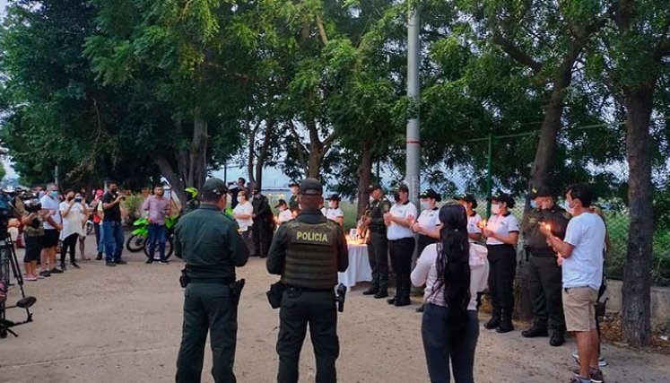 habitantes del barrio Aeropuerto y la Policía rindieron homenaje póstumo a los héroes de la patria asesinados./Foto cortesía