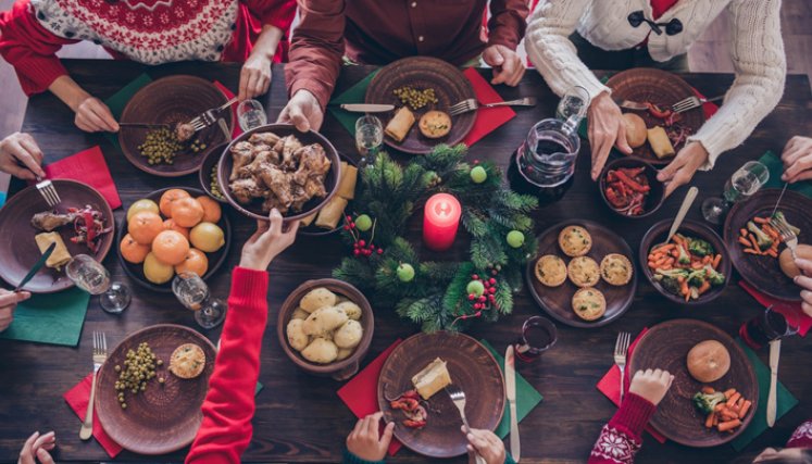 Controlar el tamaño de las porciones que consumes durante estas fechas podría permitirte seguir disfrutando de los platillos navideños sin excederte. / Foto: Cortesía