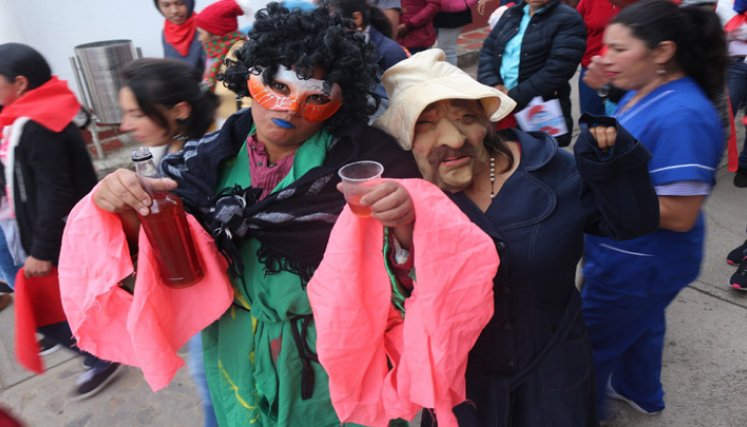 Todos los días las comunidades salen con comparsas y carrozas. Foto: Cortesía/La Opinión.