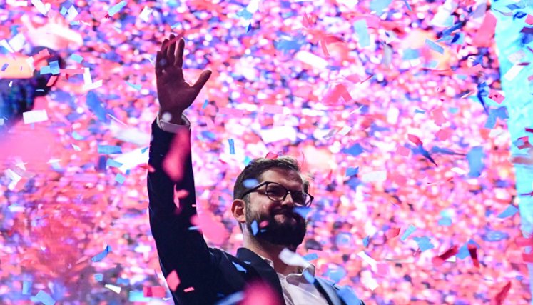Elegido el domingo presidente de Chile a los 35 años, Gabriel Boric forma parte de los dirigentes más jóvenes del mundo. / Foto: AFP