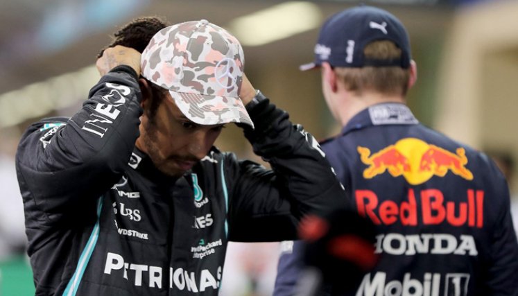 El piloto británico de Mercedes Lewis Hamilton (izquierda) y el holandés de Red Bull Max Verstappen (derecha) caminan en el Parque Cerrado del circuito de Yas Marina, después de la sesión de clasificación del Gran Premio de Fórmula Uno de Abu Dhabi. / Foto: AFP