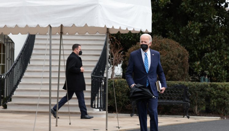 El gobierno de Biden recibió una lluvia de críticas por haber impuesto y mantenido estas restricciones de viaje solo al sur de África a pesar de que la nueva variante del coronavirus se propaga a gran velocidad por todo el mundo. / Foto: AFP
