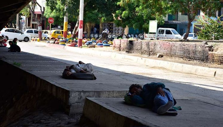 Debajo de los puentes duermen varios habitantes de la calle./Foto Pablo Castillo