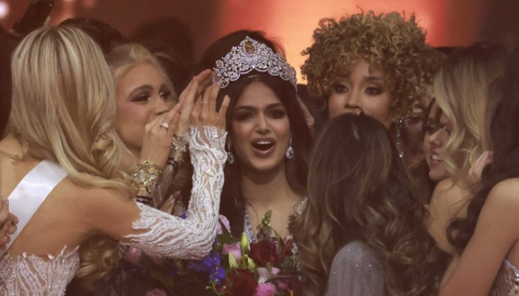 La nueva reina de la belleza universal recibió la corona de Andrea Meza, Miss Universo 2020. / Foto: AFP