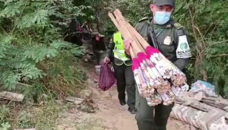Entre la pólvora incautada hay 108 voladores. / Foto: Policía