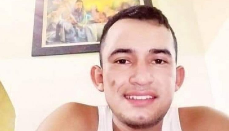 El joven perdió el control de la moto en la curva. 